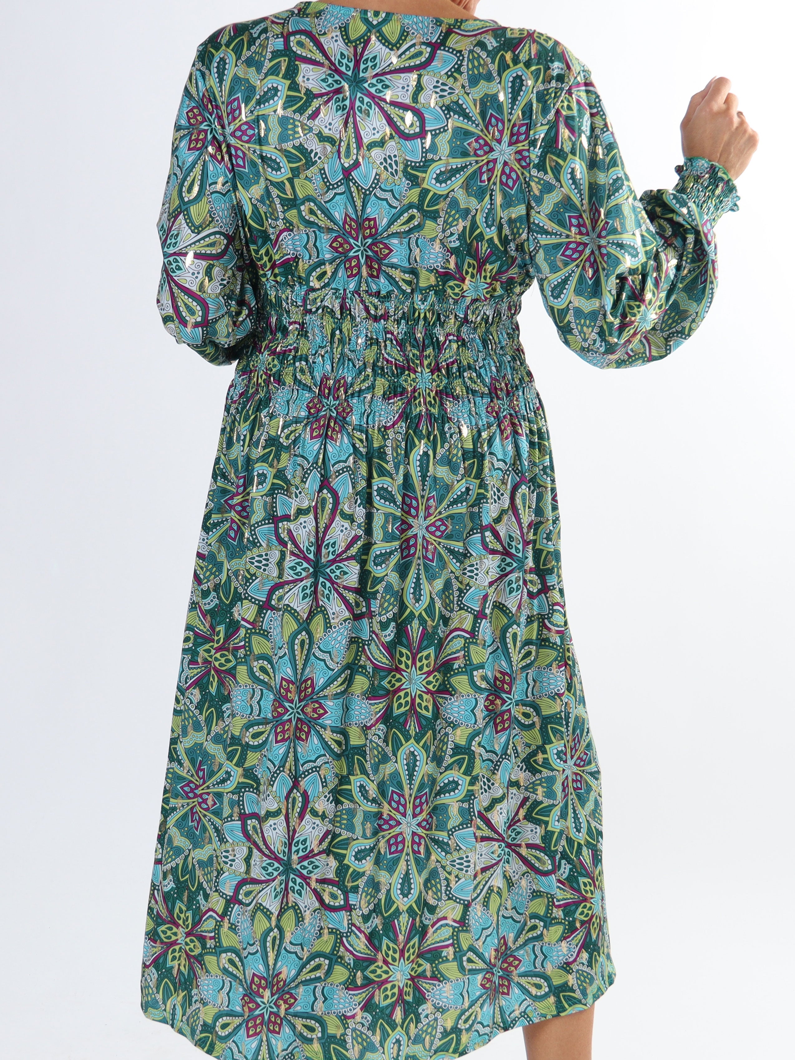 Pams Multi Midi L/S - Plus size klänning i skrynkelfritt tyg med långa ärmar